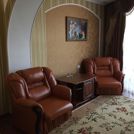 Hotel Oktan Kryve Ozero エクステリア 写真